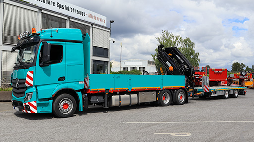 Colossus Logistics kompletter Zug mit LKW mit Ladekran und Tandemanhänger der Marke ES-GE