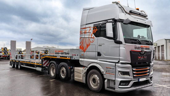 Auslieferung an Noél-Transporte auf dem Gelände der ES-GE. MAX Trailer MAX110 ausgeliefert.