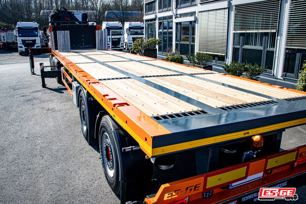 Elektro Prange Auslieferung kompletter Zug Sattelzugmaschine mit Ladekran und ES-GE Sattelanhänger Ladefläche mit Holz