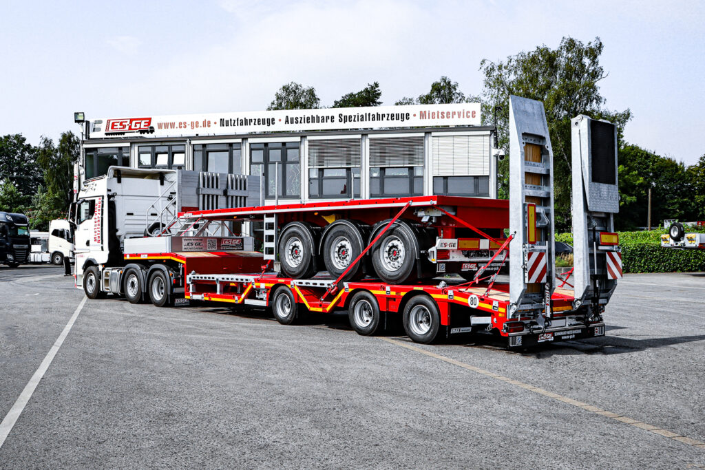 Sattelzugmaschine mit 3-achsigem MAX Trailer Satteltieflader und 3-achsigem Ballastauflieger als Preview zum Auftritt auf der BAUMA in München