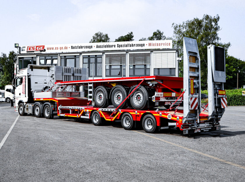 Sattelzugmaschine mit 3-achsigem MAX Trailer Satteltieflader und 3-achsigem Ballastauflieger als Preview zum Auftritt auf der BAUMA in München