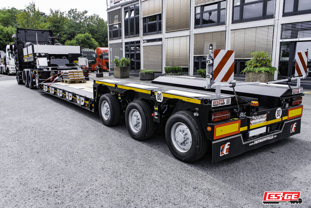 GigaMAX von Bender Recycling auf dem Gelände der ES-GE. Detailansicht des hinteren Fahrwerks mit drei Pendelachsen.