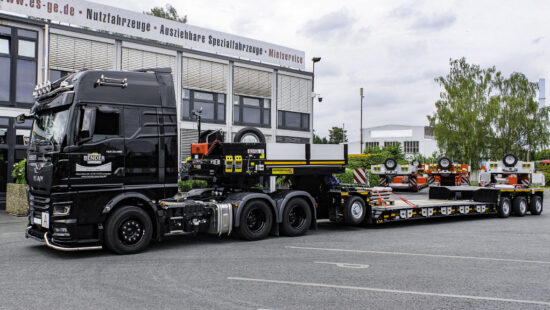 Bender Recycling holt Faymonville GigaMAX auf dem Gelände der ES-GE ab. Kompletter Zug mit Zugmaschine von Bender vor dem Gebäude der ES-GE